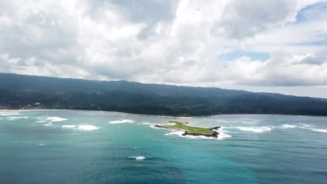 disparo de dron volando hacia la isla de las cabras y la costa noreste de oahu