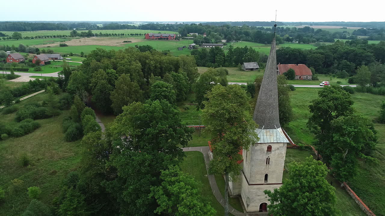 숲이 우거진  ⁇  사이 의 교회 탑 의 공중 뷰 - 드론 4k