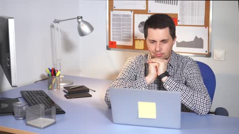 hombre trabajando en una computadora portátil en la oficina