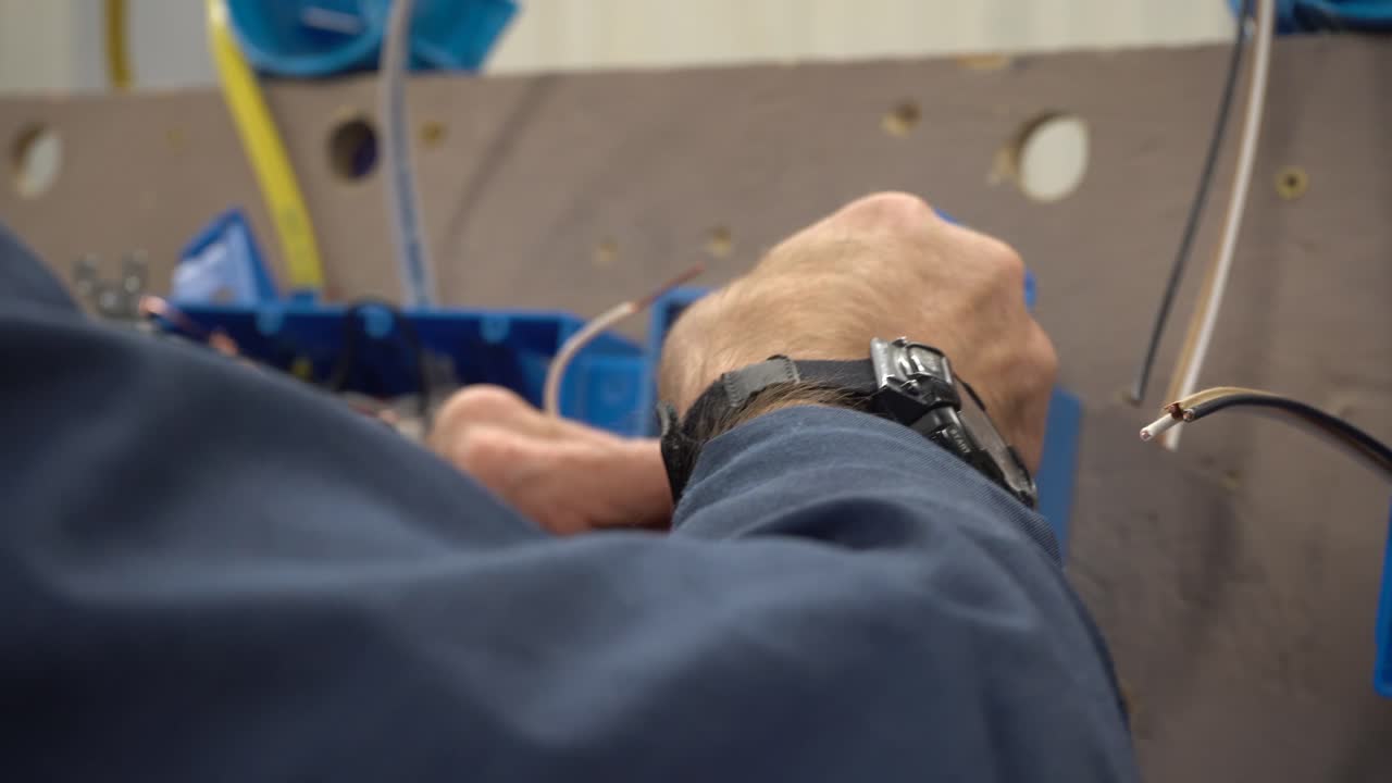 prisión taller eléctrico programa de oficios detrás de las rejas centro correccional cárcel 4k