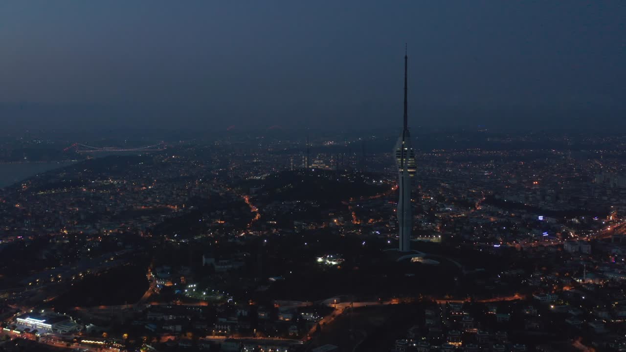 밤에 배경으로 언덕에 모스크와 함께 이스탄불의 거대한 새로운 tv 타워의 넓은 전망, 공중 드론  ⁇