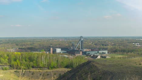 Alte-Bergbautürme-Und-Schächte-In-Der-Belgischen-Landschaft