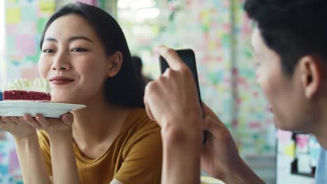 Handheld-Ansicht-Eines-Paares,-Das-Mit-Dem-Mobiltelefon-Ein-Foto-Macht