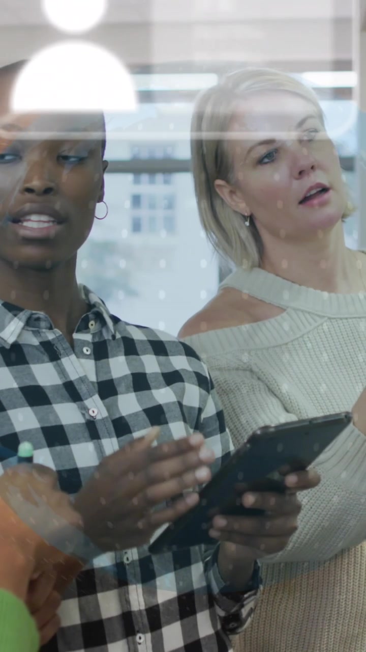 Animazione di connessioni con icone su diversi professionisti in ufficio