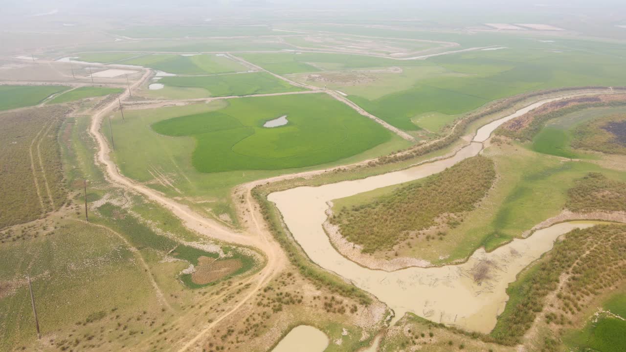 paisaje rural seco de tierras de cultivo, caminos rurales y smog en bangladesh, bandeja aérea