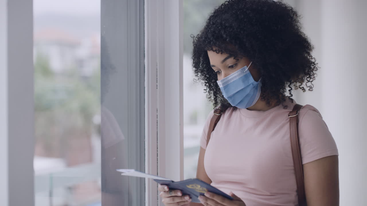 de pie en un aeropuerto, molesto por su cancelación