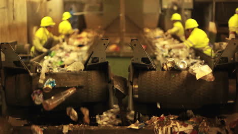 Excelente-Foto-De-Trabajadores-En-Un-Centro-De-Reciclaje-Clasificando-Basura-En-Cintas-Transportadoras-2