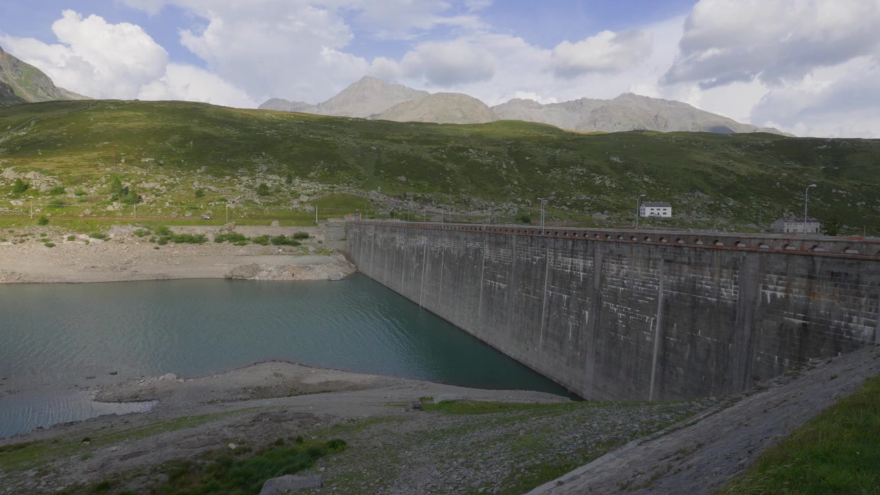Montanhas dos Alpes Italianos acima do reservatório da Barragem de Montespluga, Lago di Montespluga, região da Lombardia, Itália.