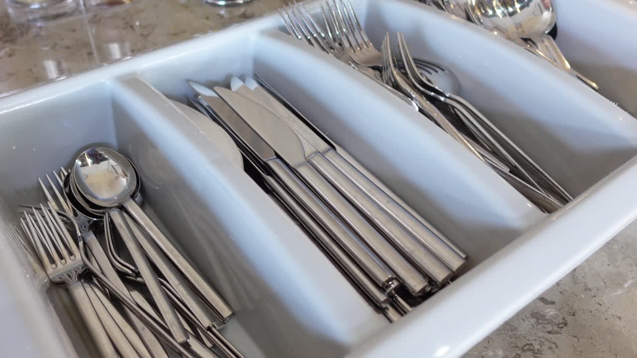 bandeja de platos de plata