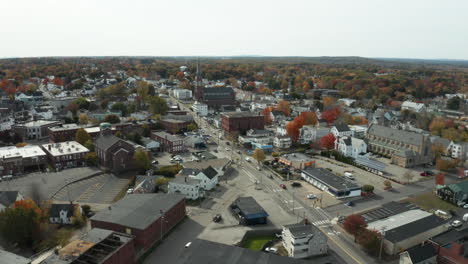 Paisaje-Urbano-De-Biddeford-Maine-En-Otoño,-Disparo-De-Drones