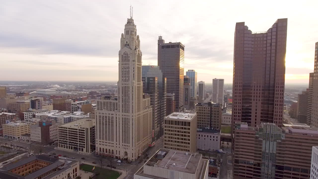 Ripresa aerea rotante con drone dello skyline di Columbus, Ohio