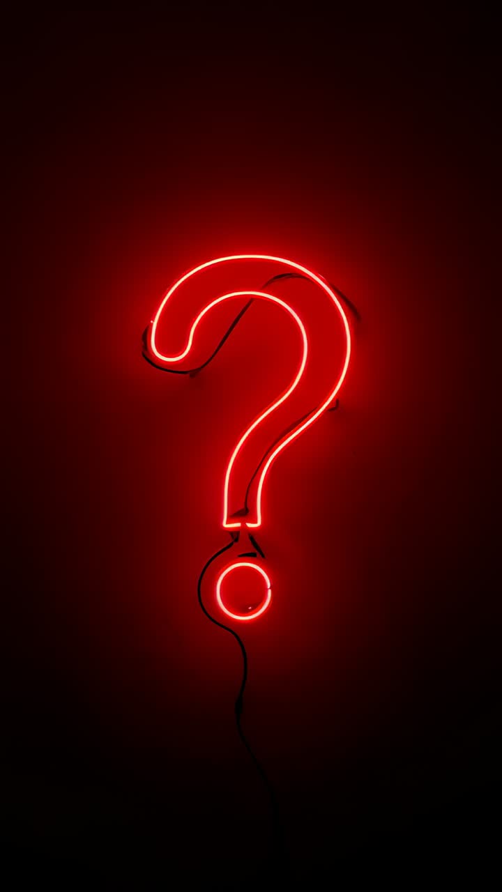Video verticale: punto interrogativo al neon che si accende spostandosi verso il ciano su una parete dipinta, con cavo e clip