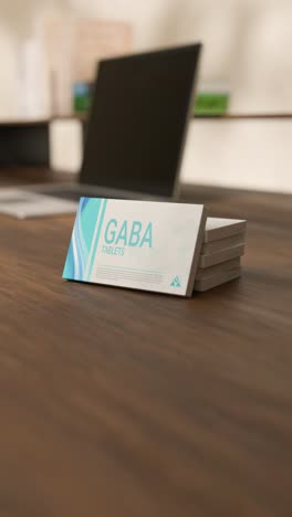 video vertical de tabletas de gaba en una caja de medicamentos