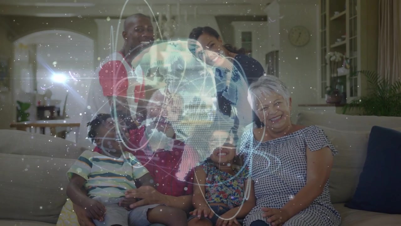 Familia moviéndose en el sofá, un globo digital emerge a la izquierda con anillos y partículas que se extienden, enseñando tecnología