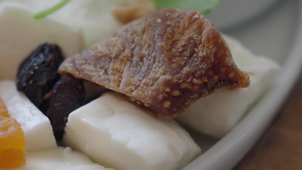 치즈와 건조 과일 접시