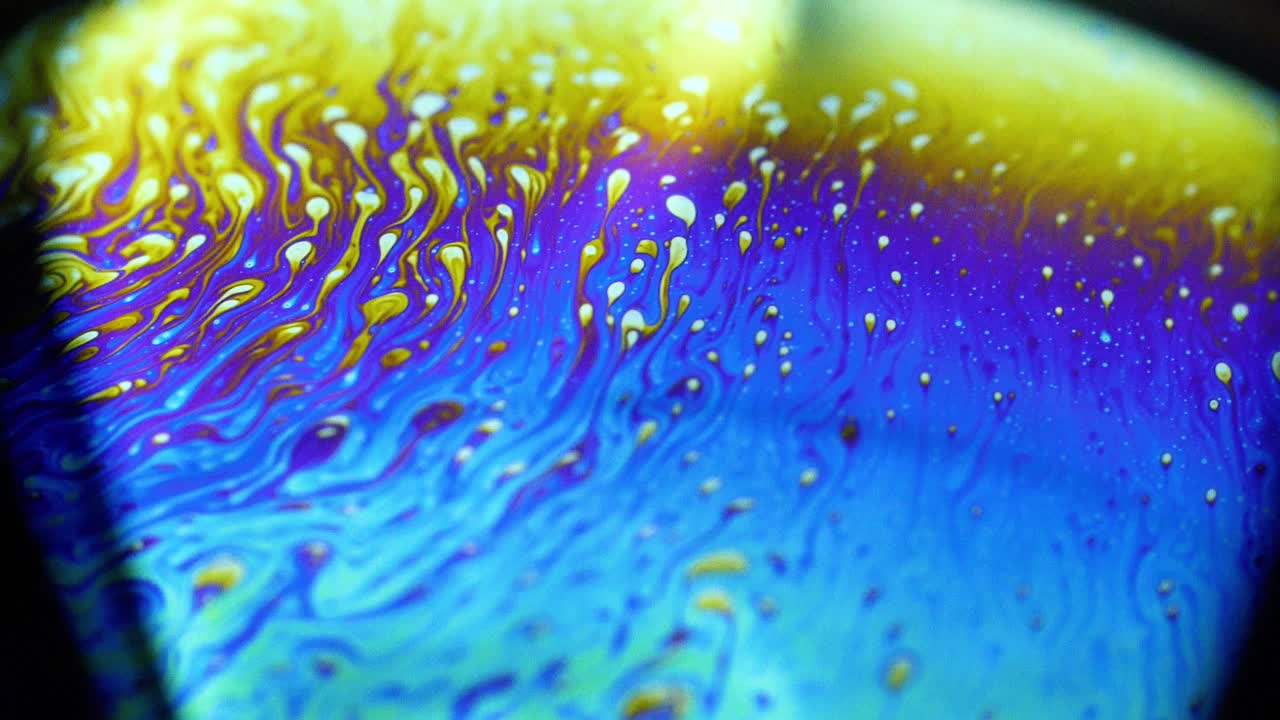 현미경 관점을 통해 매크로 세계의 색상을 보여주는 비누 풍선의 4k 안정적인 샷
