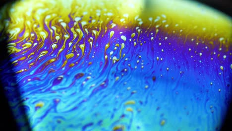 tomas estables de 4k de globos de jabón que muestran los colores del mundo macro a través de una perspectiva microscópica