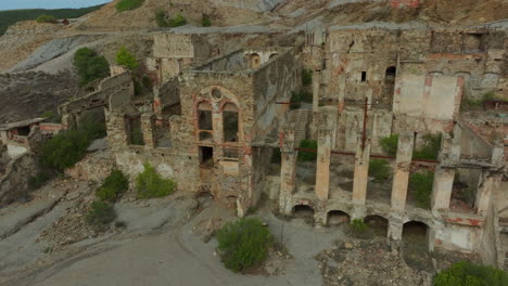 Laveria-Brassey,-Sardinien:-Fantastische-Luftaufnahme-Im-Orbit-über-Den-Ruinen-Dieser-Alten-Mine-Auf-Der-Insel-Sardinien