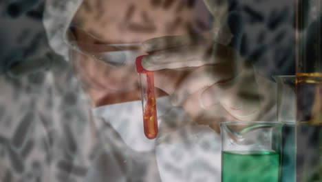 animación de células sanguíneas que fluyen, investigador caucásico con máscara girando un tubo de ensayo lleno de líquido