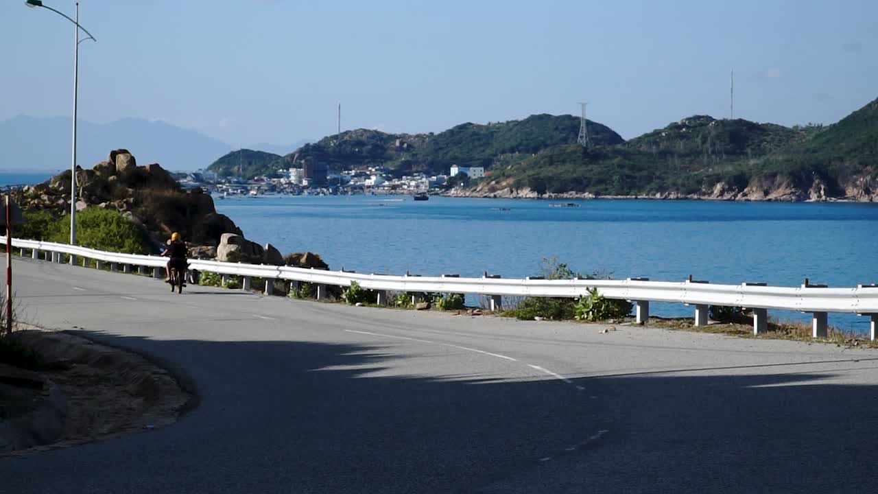 젊은이 가 오토바이 로 베트남 의 시 섬 들 을 지나간다