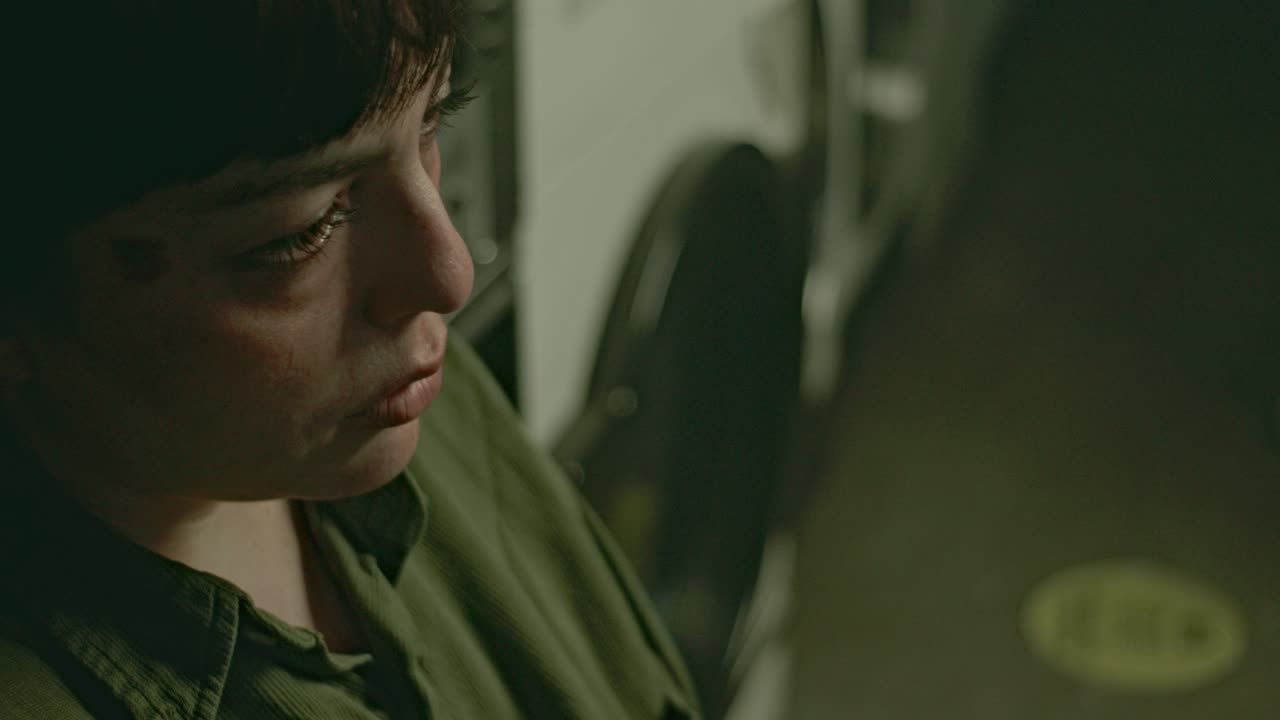 울고 있는 여자, 우울한 분위기, 세탁실에 있는 젊은 라틴계 여성의 감동적인 기분, 클로즈업