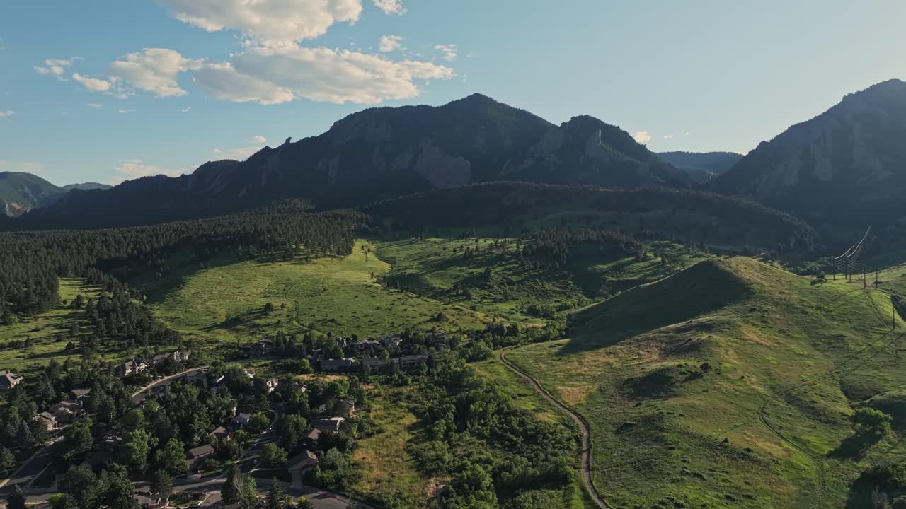 Vista aerea sulle colline boscose di Boulder con le cime delle montagne Flatirons sullo sfondo, Colorado, USA
