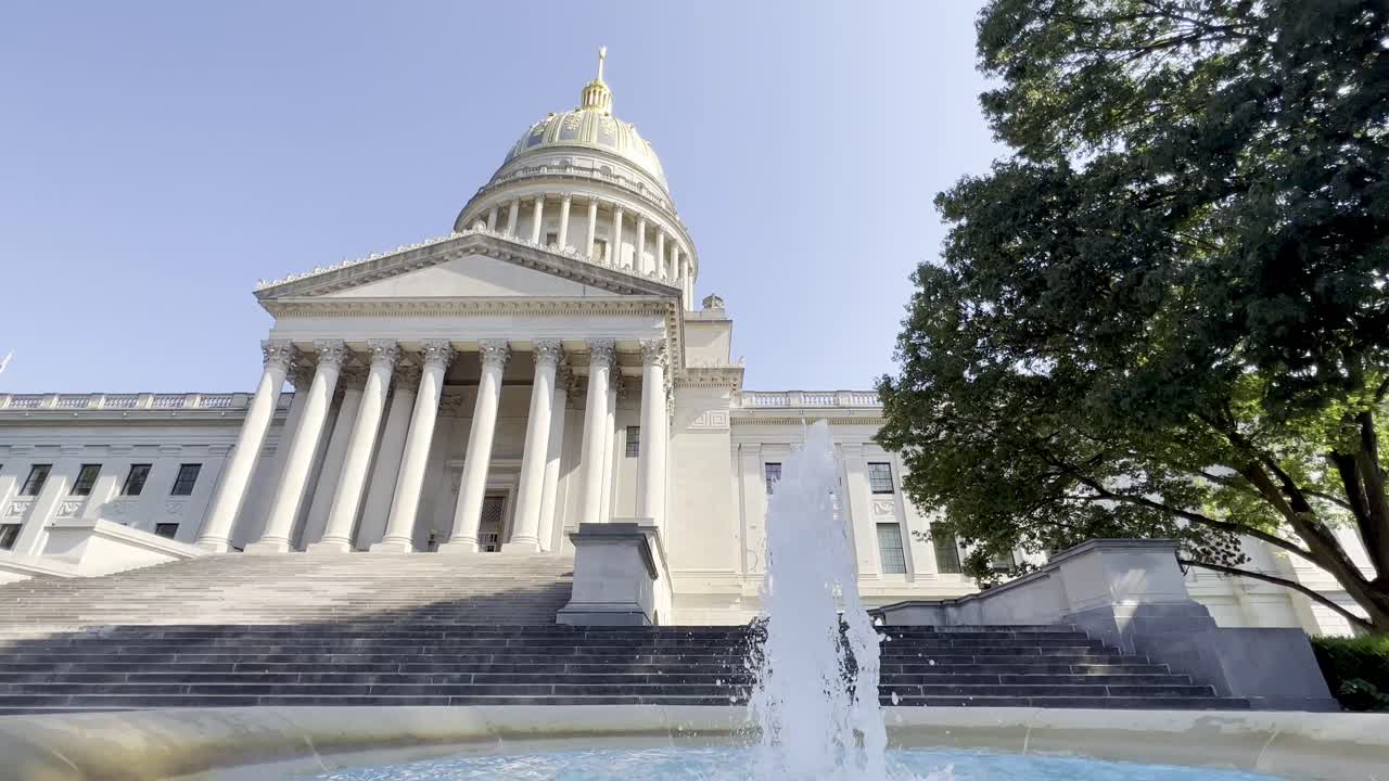 전면에 있는 분수, 배경에 있는 폭포