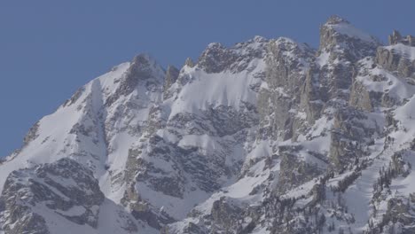 toma de teleobjetivo de los altos picos nevados de las montañas en el oeste de wyoming