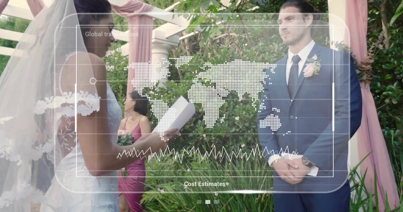 Sposa che legge le promesse nuziali sotto un pergolato, con una sovrapposizione tecnologica a tema matrimonio che include stime dei costi delle transazioni globali.
