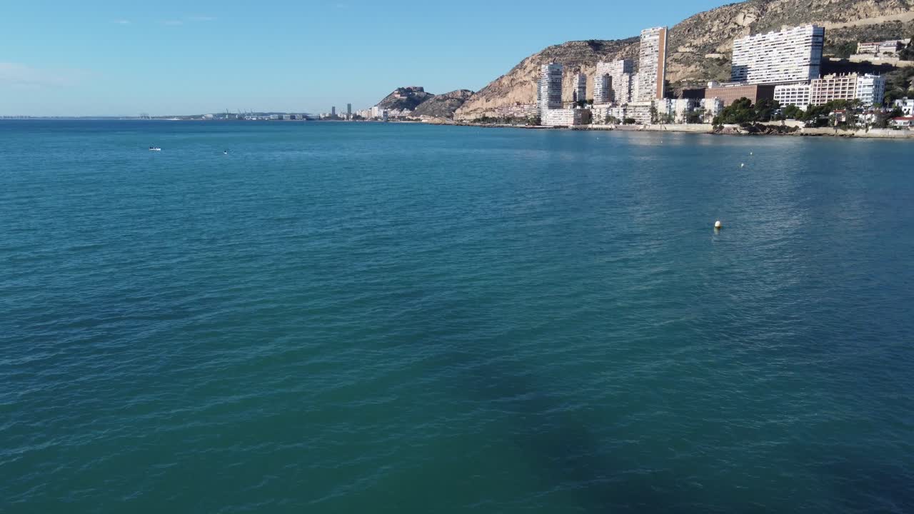 İspanya, Alicante’ye doğru Albufereta marinasından havalanıp denizin üzerinde uçmak