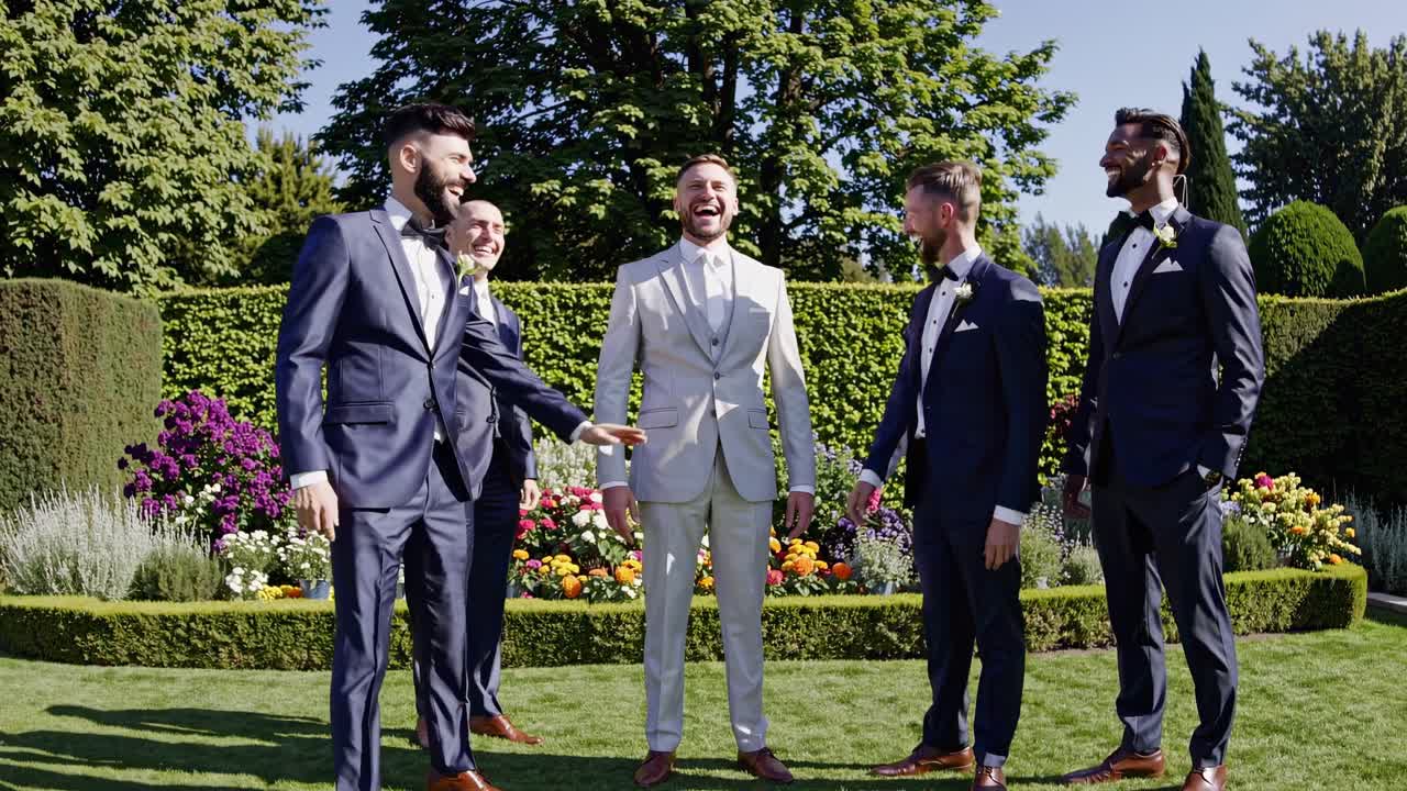 Um alegre vídeo de casamento capturando padrinhos em trajes elegantes, ambientado em um jardim vibrante.