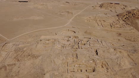 imágenes aéreas del antiguo sitio arqueológico llamado caral