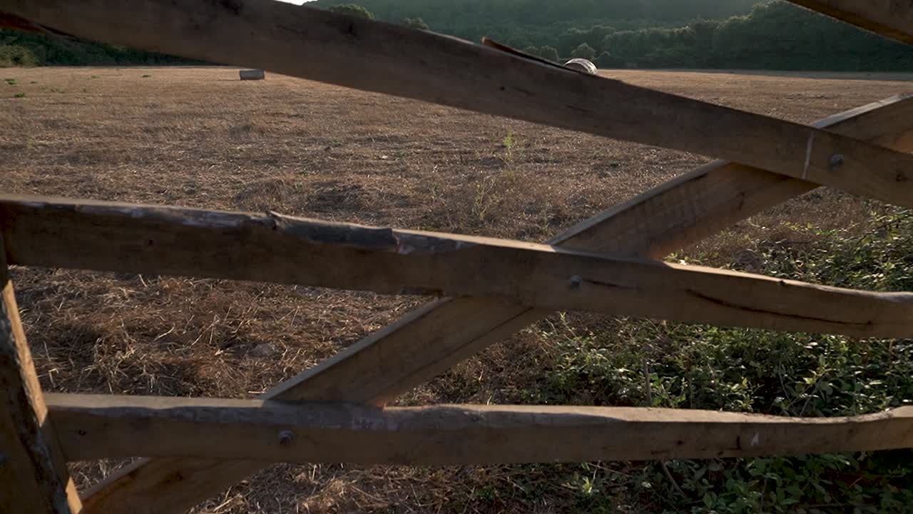 descubrimiento de un campo cosechado con pacas redondas de paja en el sol naciente