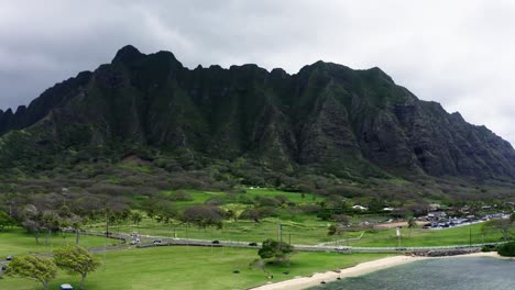 tomada de avión no tripulado de las montañas del rancho kualoa y los bosques circundantes que bordean la carretera hawaiana