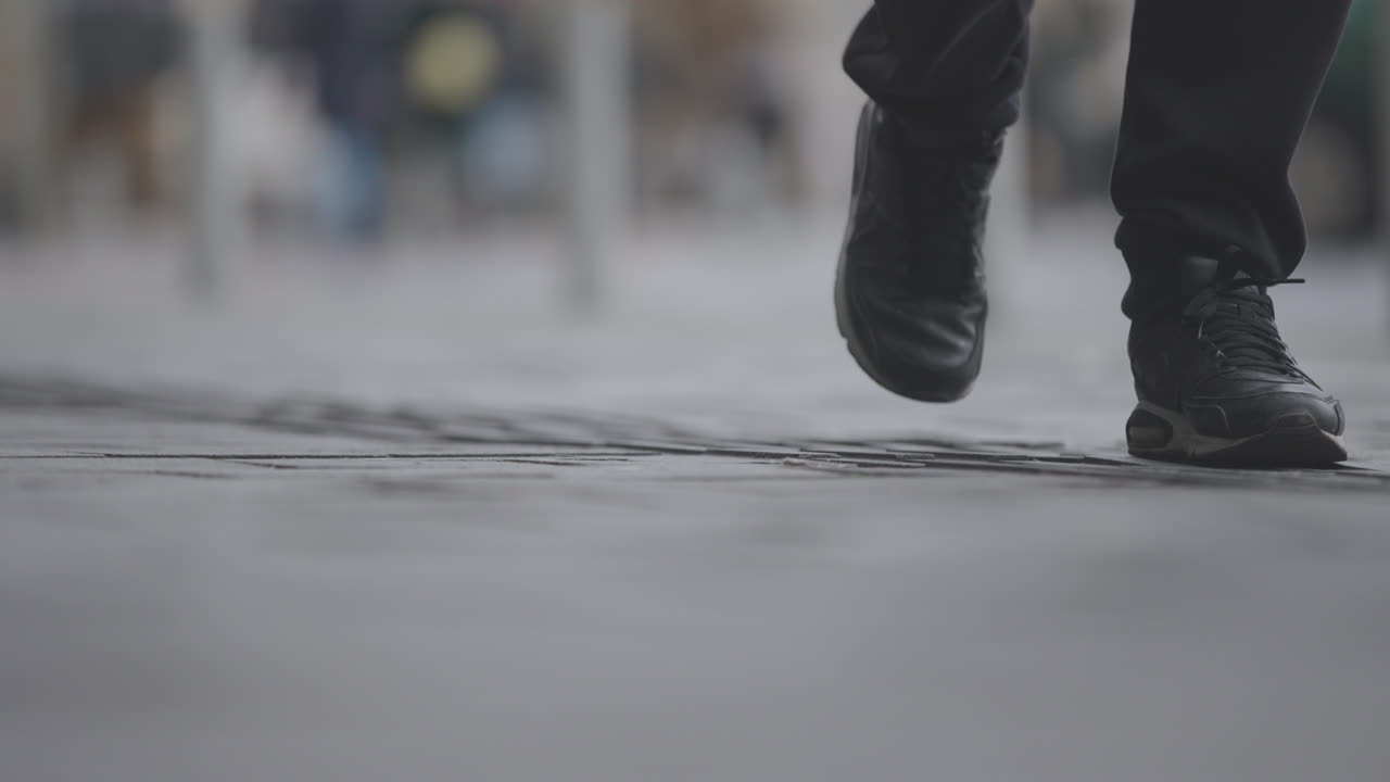 personas caminando por una calle de la ciudad
