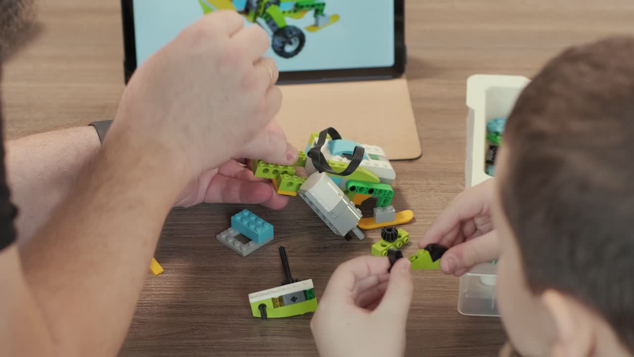 niños sonrientes y felices divirtiéndose en el taller