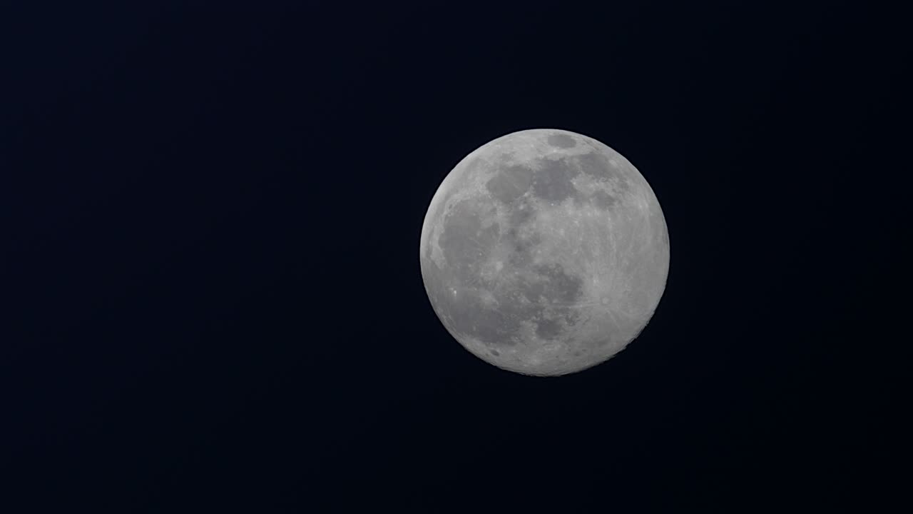 Lua Cheia no céu noturno escuro de inverno de fevereiro em Overijssel, Países Baixos. A lua está se movendo da esquerda para a direita