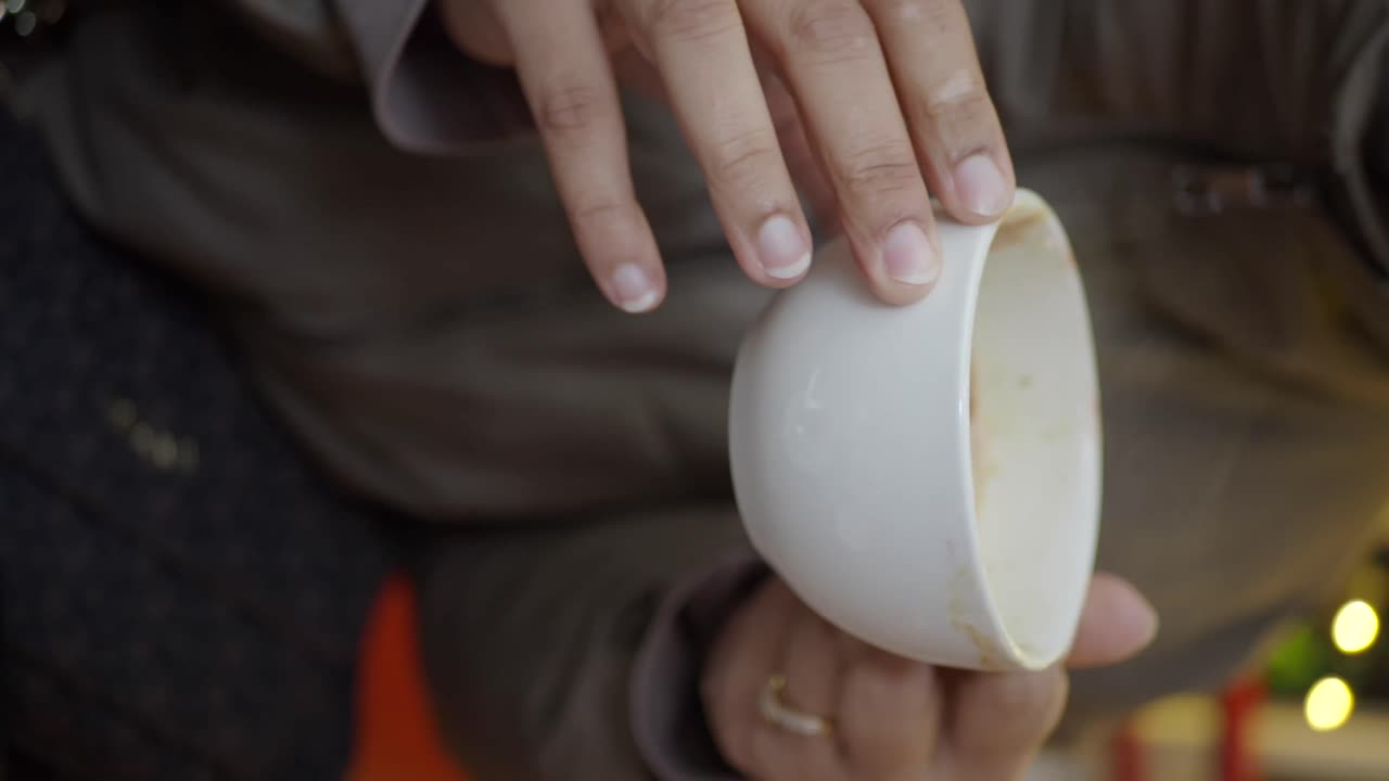 커피를 마시는 사람