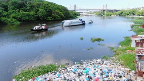 Flight at low altitude in the ozama river, contaminated with the large amount of garbage, interceptor 004 doing evaluation to start working, we observe the large amount of accumulated waste