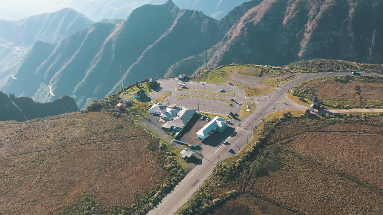 estacionamiento de la meseta de la unidad de conservación serra do rio do rastro y las montañas de santa catarina, vista aérea
