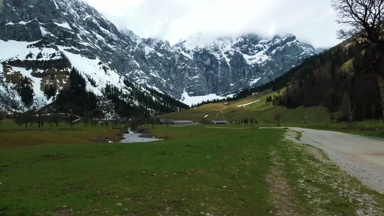 vuelo aéreo en el pintoresco valle montañoso de ahornboden y engtal a lo largo del río rissach con agua azul fresca en los alpes austriacos bávaros en un día nublado y soleado a lo largo de árboles, rocas, bosques y colinas