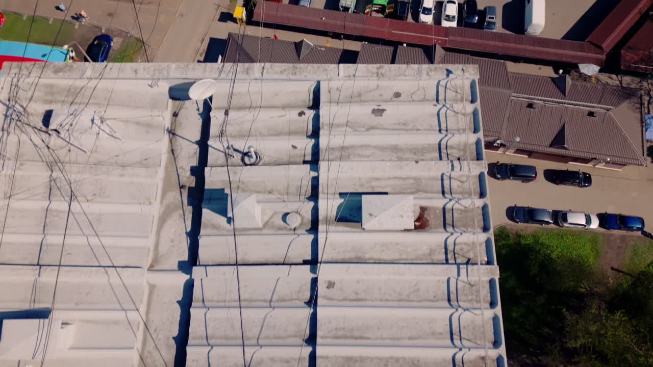 vista superior en el techo del apartamento que revela el horizonte del suburbio de la era soviética de riga en los países bálticos