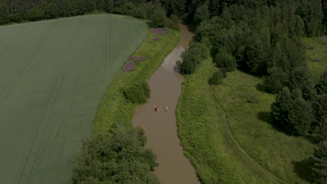 Hermoso-Panorama-Aéreo-De-Dos-Personas-En-Coloridos-Kayaks-A-Lo-Largo-Del-Río-Keravanjoki-En-Kerava,-Finlandia