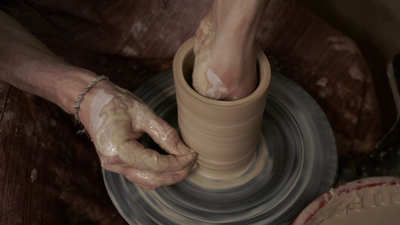 Il vasaio crea una brocca di argilla. Ceramista. Un uomo realizza un vaso al tornio da vasaio.