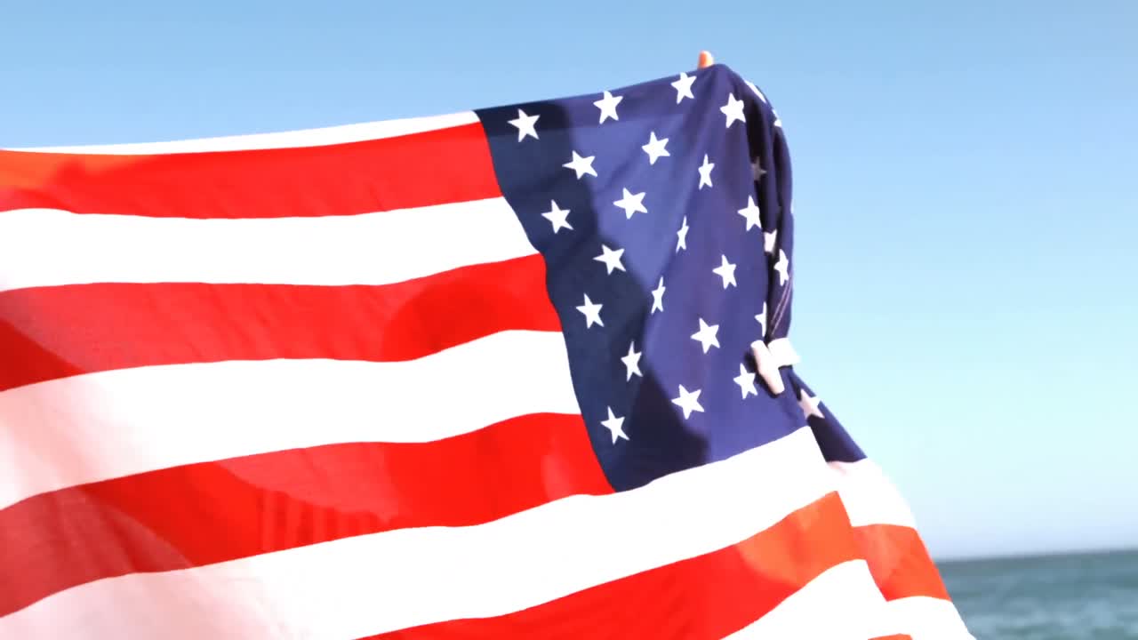 una persona che tiene la bandiera americana