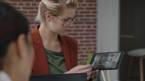 Ingenieros-De-Personas-De-Negocios-Que-Desarrollan-Software-De-Reconocimiento-Facial-Para-Tecnología-De-Comunicación-Móvil-Líder-De-Equipo-Mujer-Usando-Tableta-Digital-Compartiendo-Ideas-De-Diseño-En-La-Presentación-De-La-Oficina