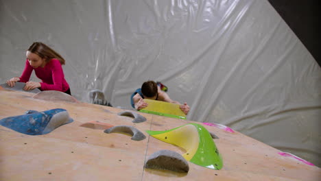 amigos haciendo bouldering en el interior