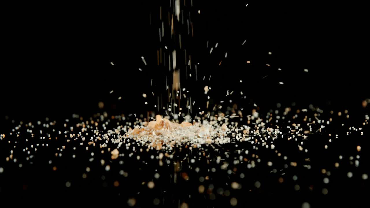 검은 표면에 떨어지는 바위 바다 소금 4k