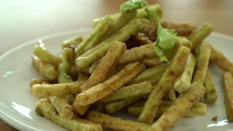papas fritas con salsa de berenjena