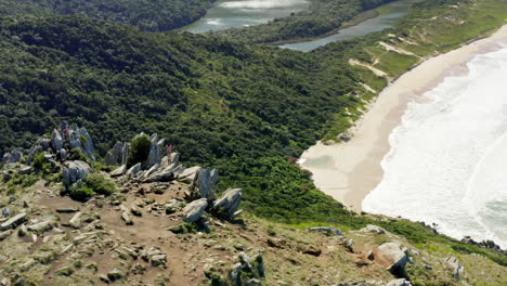 cumbre del morro da coroa que rodea la toma cinematográfica aérea en la playa de lagoinha do leste, florianópolis, santa catarina, brasil